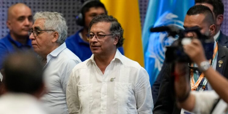 Renuncian dos altos funcionarios del gobierno colombiano por tensiones tras insólita reunión en vivo