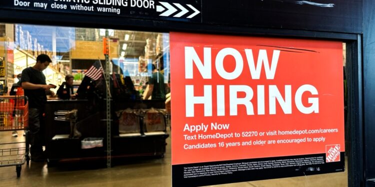 Las solicitudes de ayuda por desempleo en Estados Unidos alcanzaron la semana pasada su nivel máximo en tres meses