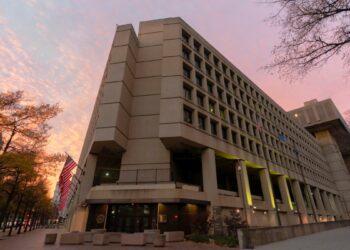 Gobierno de Trump despide a fiscales de casos del 6 de enero e intenta echar a agentes del FBI