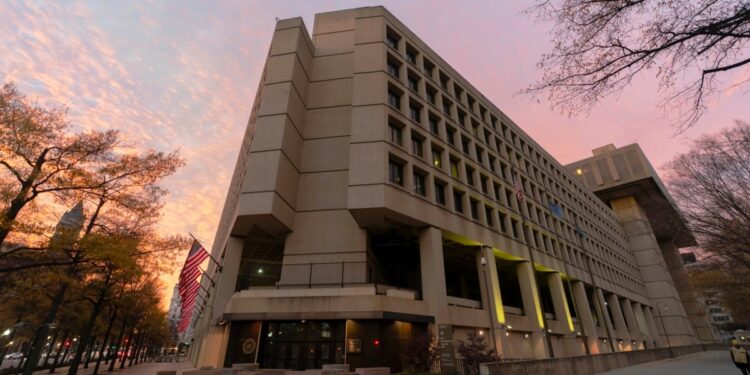 Gobierno de Trump despide a fiscales de casos del 6 de enero e intenta echar a agentes del FBI