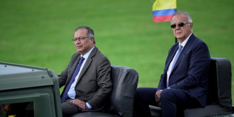 Renuncia ministro de defensa en Colombia, de los más leales al proyecto de Petro en medio de crisis