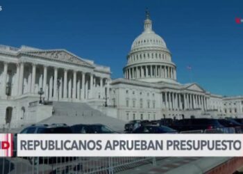 Republicanos aprueban presupuesto con fuertes recortes de impuestos y gastos