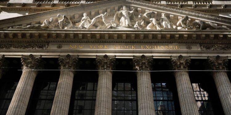 Wall Street pierde ganancias tras confirmación de aranceles de Trump por la Casa Blanca