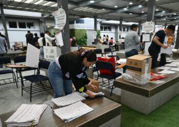 Ecuador irá a segunda vuelta en abril para elegir a su presidente