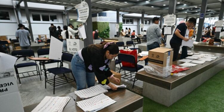 Ecuador irá a segunda vuelta en abril para elegir a su presidente