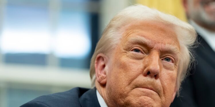 Inspectores generales despedidos por Trump demandan al gobierno y piden su restitución