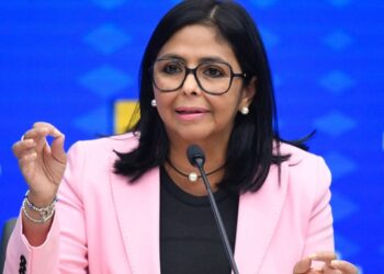 Delcy Rodríguez calificó como «una decisión lesiva e inexplicable» revocación de licencias petroleras a Venezuela