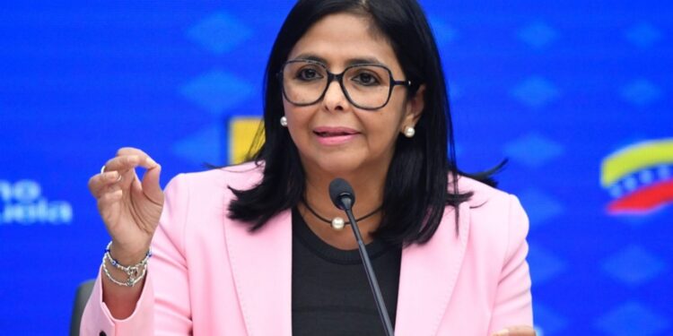 Delcy Rodríguez calificó como «una decisión lesiva e inexplicable» revocación de licencias petroleras a Venezuela