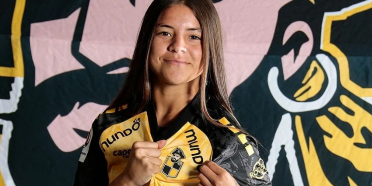 Futbolista chilena que se desmayó en entrenamiento sale del coma y respira sin asistencia