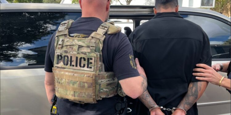 Detienen en Miami a expolicía venezolano que tenía condena por fraude electrónico, será deportado