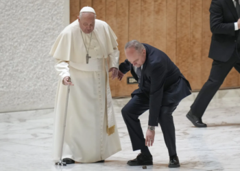 Papa Francisco se tambaleó tras romperse parte de su bastón cuando entraba en una audiencia
