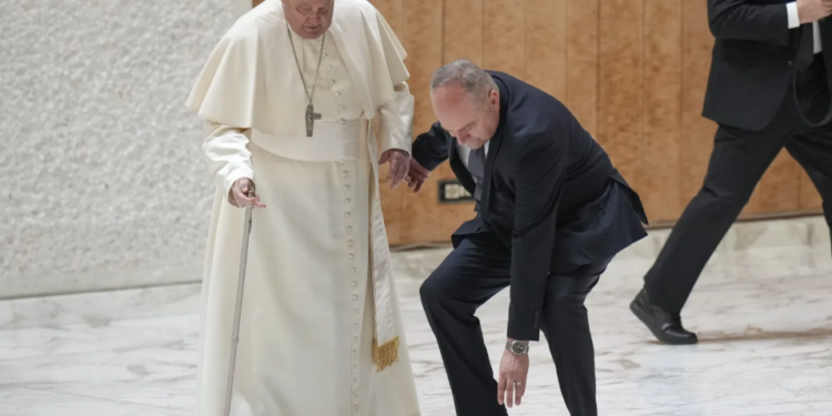 Papa Francisco se tambaleó tras romperse parte de su bastón cuando entraba en una audiencia