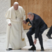 Papa Francisco se tambaleó tras romperse parte de su bastón cuando entraba en una audiencia