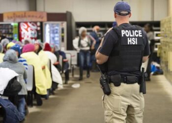 Organizaciones religiosas demandan a Trump por ordenar redadas migratorias en las iglesias