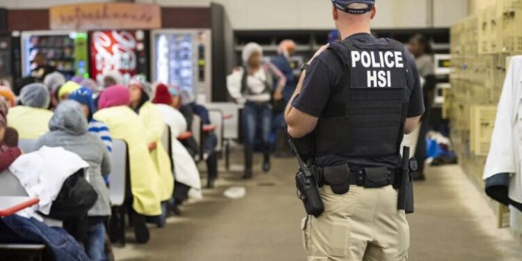 Organizaciones religiosas demandan a Trump por ordenar redadas migratorias en las iglesias