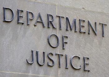 Departamento de Justicia de EEUU disuelve equipos que investigan corrupción e interferencia electoral