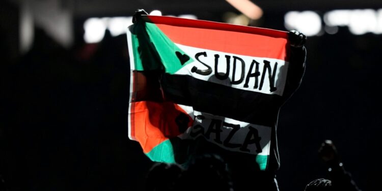 Artista del Super Bowl detenido tras desplegar bandera sudanesa-palestina