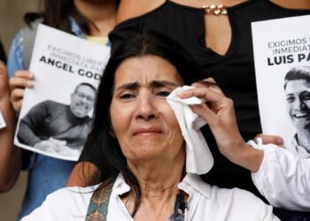 Siguen presos 4 adolescentes. Homenajean a manifestantes fallecidos.