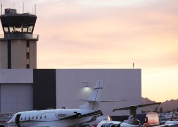 Una persona murió y otras resultaron heridas cuando un jet privado chocó con otro avión el lunes en el Aeropuerto de Scottsdale en Arizona