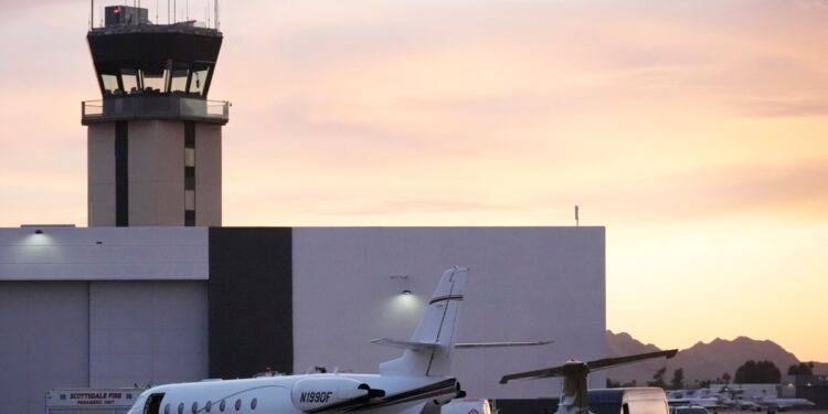Una persona murió y otras resultaron heridas cuando un jet privado chocó con otro avión el lunes en el Aeropuerto de Scottsdale en Arizona