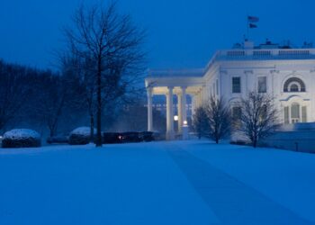 En Fotos | Nieve y lluvia helada afectan a miles de estadounidenses