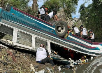 Un autobús cae a un barranco y enluta a Guatemala con al menos 55 muertos