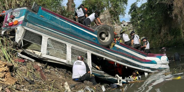 Un autobús cae a un barranco y enluta a Guatemala con al menos 55 muertos