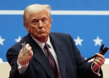 En la primera reunión de Gabinete desde su regreso a la Casa Blanca, el presidente Trump intensifica su plan de reducción del gasto federal