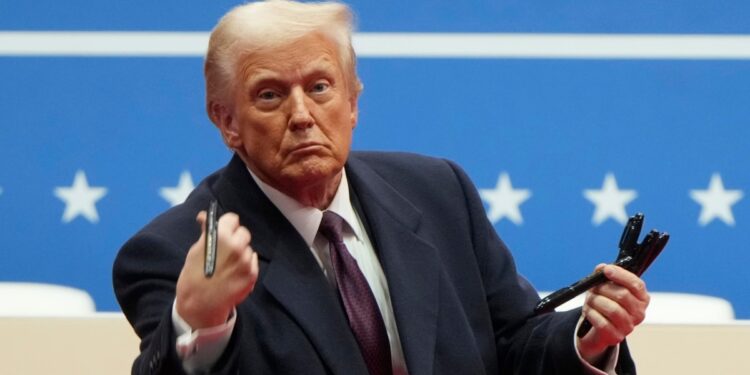 En la primera reunión de Gabinete desde su regreso a la Casa Blanca, el presidente Trump intensifica su plan de reducción del gasto federal