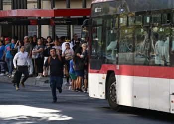 Chile retorna a la normalidad tras fin del toque de queda y masivo apagón