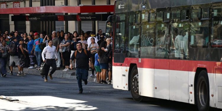 Chile retorna a la normalidad tras fin del toque de queda y masivo apagón