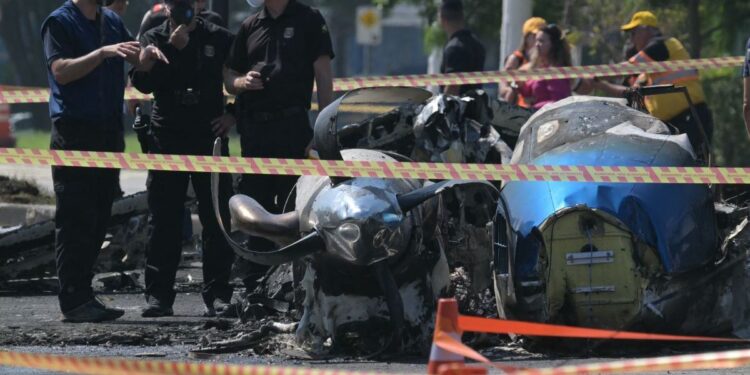 Una avioneta cae en plena avenida de Sao Paulo y deja dos muertos