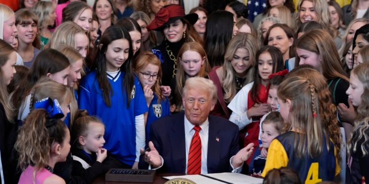 División en EEUU tras prohibición de mujeres transgénero en competencias femeninas