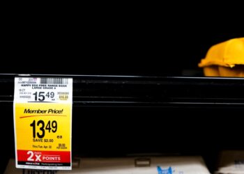 El alza de precios en alimentos y gasolina elevó la inflación de EEUU en enero