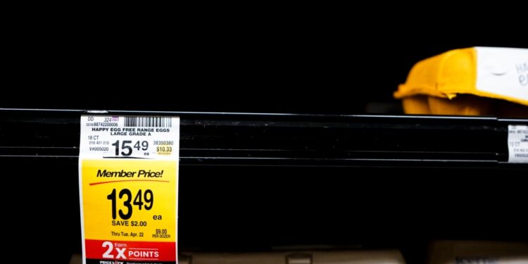 El alza de precios en alimentos y gasolina elevó la inflación de EEUU en enero