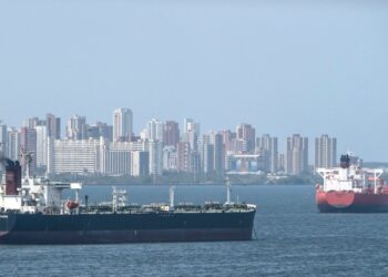 ¿Qué implica la decisión de Trump de revocar concesiones petroleras a Venezuela?