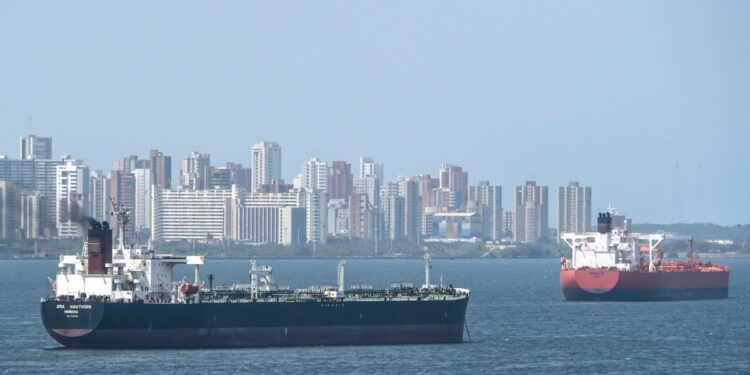 ¿Qué implica la decisión de Trump de revocar concesiones petroleras a Venezuela?