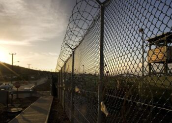 EEUU pone en marcha vuelos con migrantes irregulares hacia Guantánamo