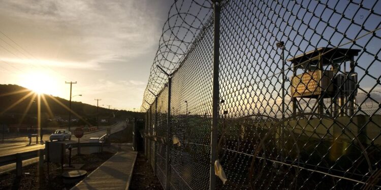 EEUU pone en marcha vuelos con migrantes irregulares hacia Guantánamo