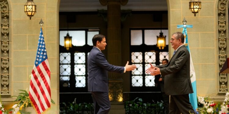 Guatemala acuerda con EEUU aceptar migrantes deportados de otros países