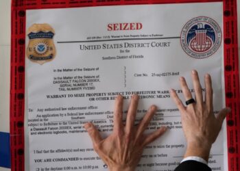 EEUU decomisa avión de PDVSA. Vuelos con deportados salen en 30 días.