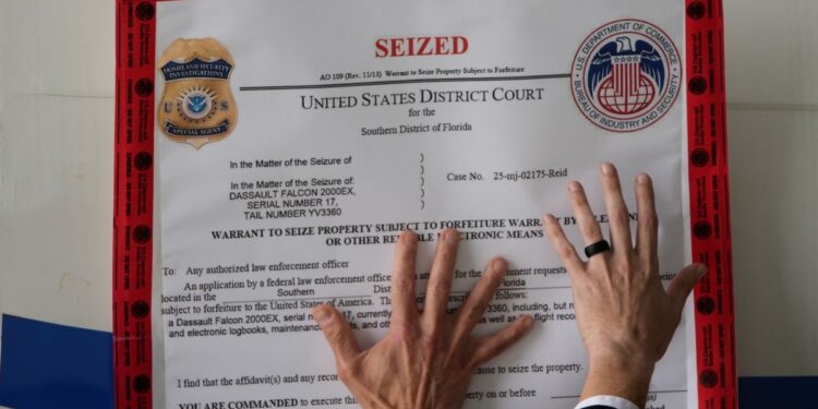 EEUU decomisa avión de PDVSA. Vuelos con deportados salen en 30 días.