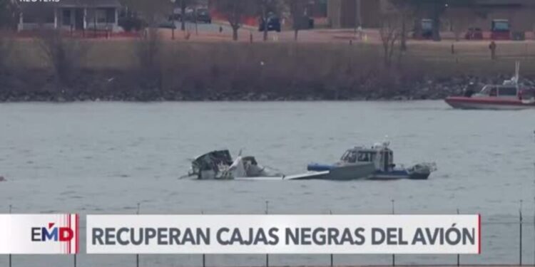 Autoridades comienzan a analizar cajas negras del avión siniestrado en Washington