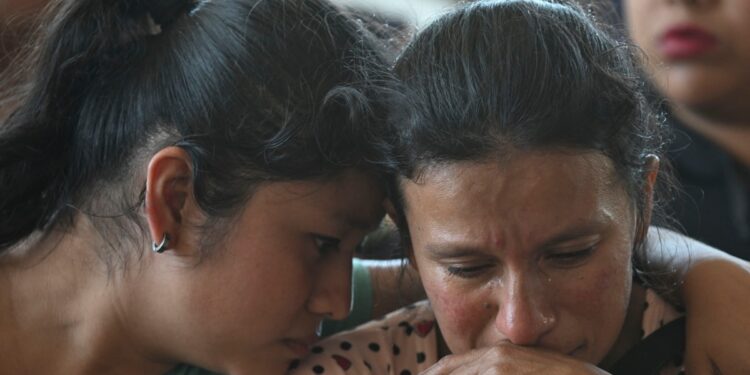 Los guatemaltecos acompañan a las familias de 54 víctimas de un accidente que continúa en fase de investigación