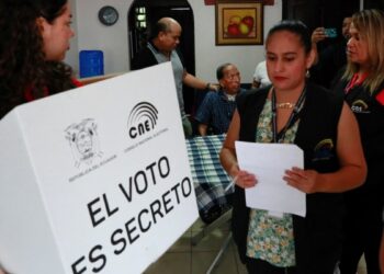 Ecuatorianos salen a votar centrados en temas como la seguridad, la energía y la justicia social