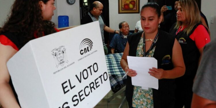 Ecuatorianos salen a votar centrados en temas como la seguridad, la energía y la justicia social