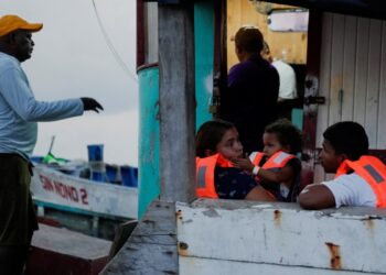 Tras ser deportados de EEUU, migrantes quedan en el limbo en un campamento en selva de Panamá