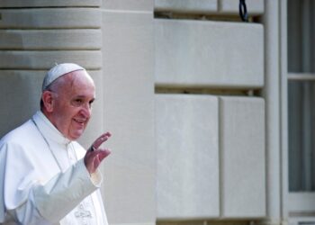 Francisco critica a gobierno de Trump por deportación de migrantes, zar de la frontera le responde