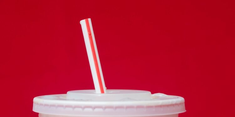 Trump firma orden para volver a las pajitas de plástico y dice que las de papel “no funcionan”