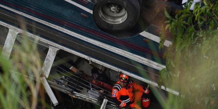 Caída de un autobus a un río deja al menos 50 muertos en Guatemala